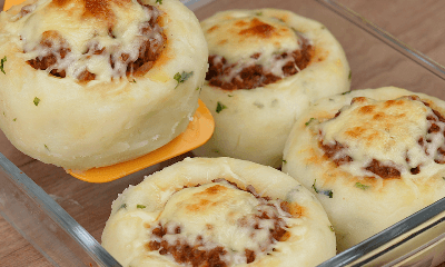 Caminhas de batata com carne moída e queijo