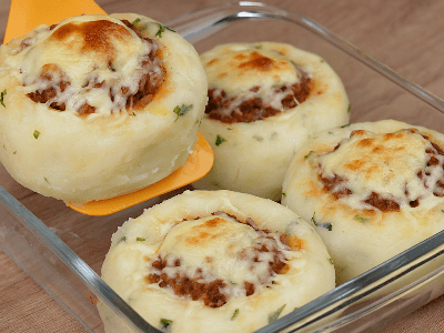 Caminhas de batata com carne moída e queijo