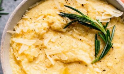 Polenta cremosa com queijo parmesão e ervas