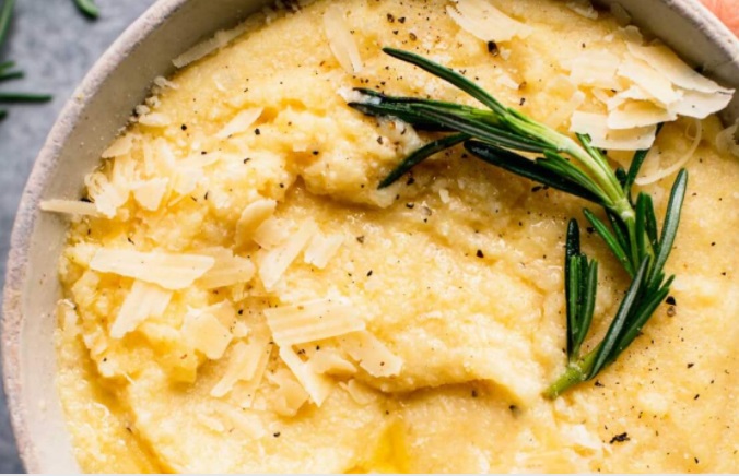 Polenta cremosa com queijo parmesão e ervas