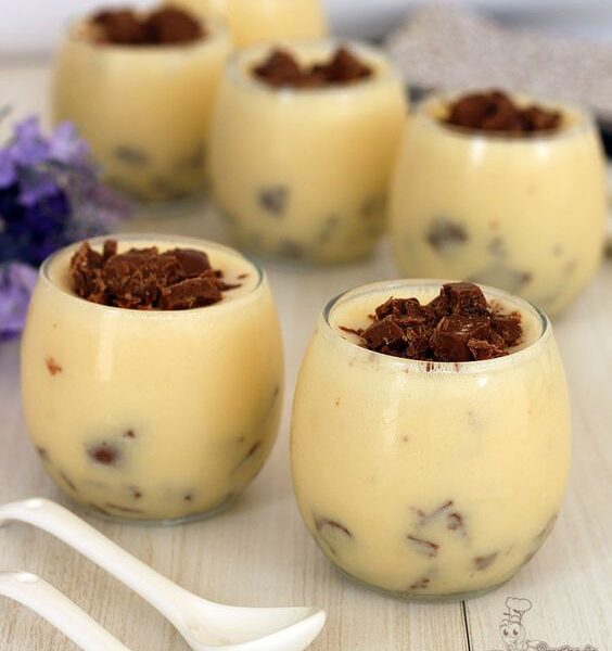 Mousse de Maracujá com raspas de Chocolate