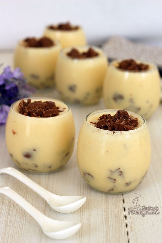 Mousse de Maracujá com raspas de Chocolate