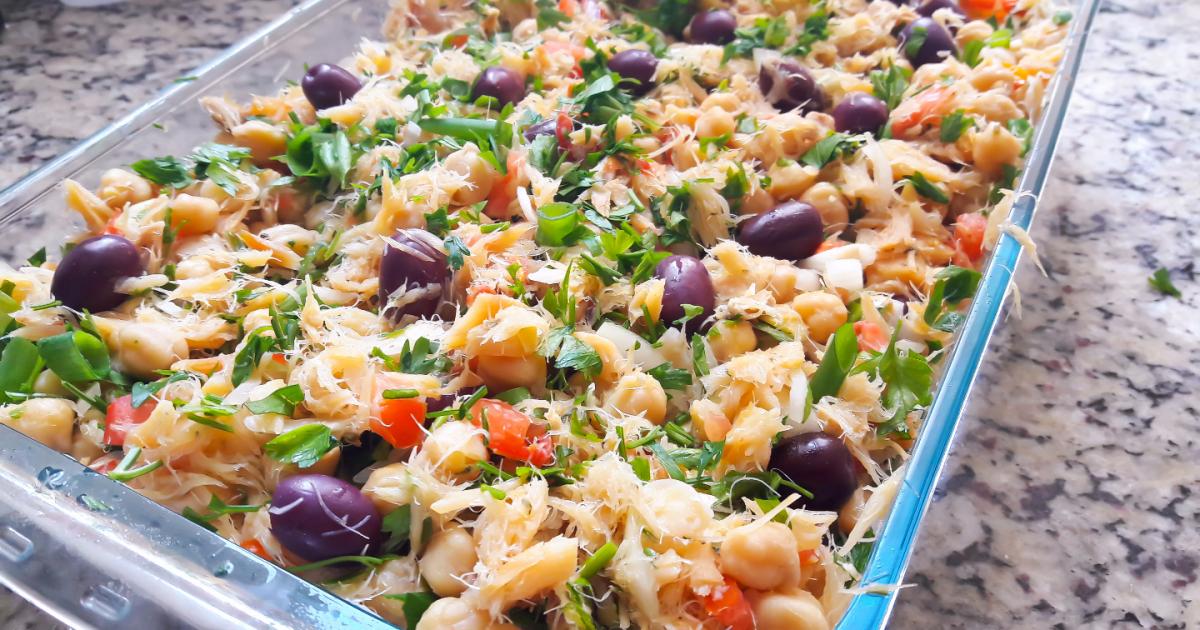 Salada de bacalhau com grão de bico