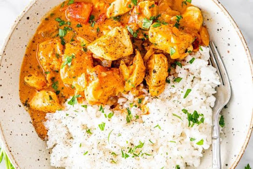 Frango ao Curry com Arroz de Coco: Um Prato Delicioso e Prático Para um Almoço Diferente