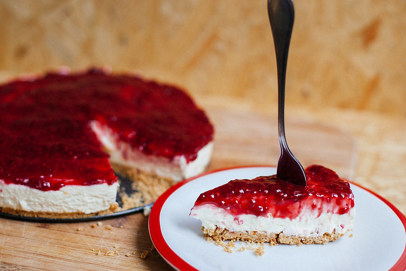 Cheesecake de Morango com Calda de Frutas Vermelhas